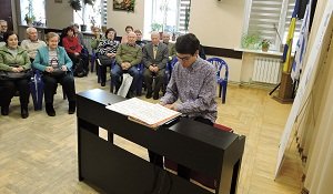 Pianist Jonathan Hanke visiting the ICF Jewish Hesed Bnei Azriel